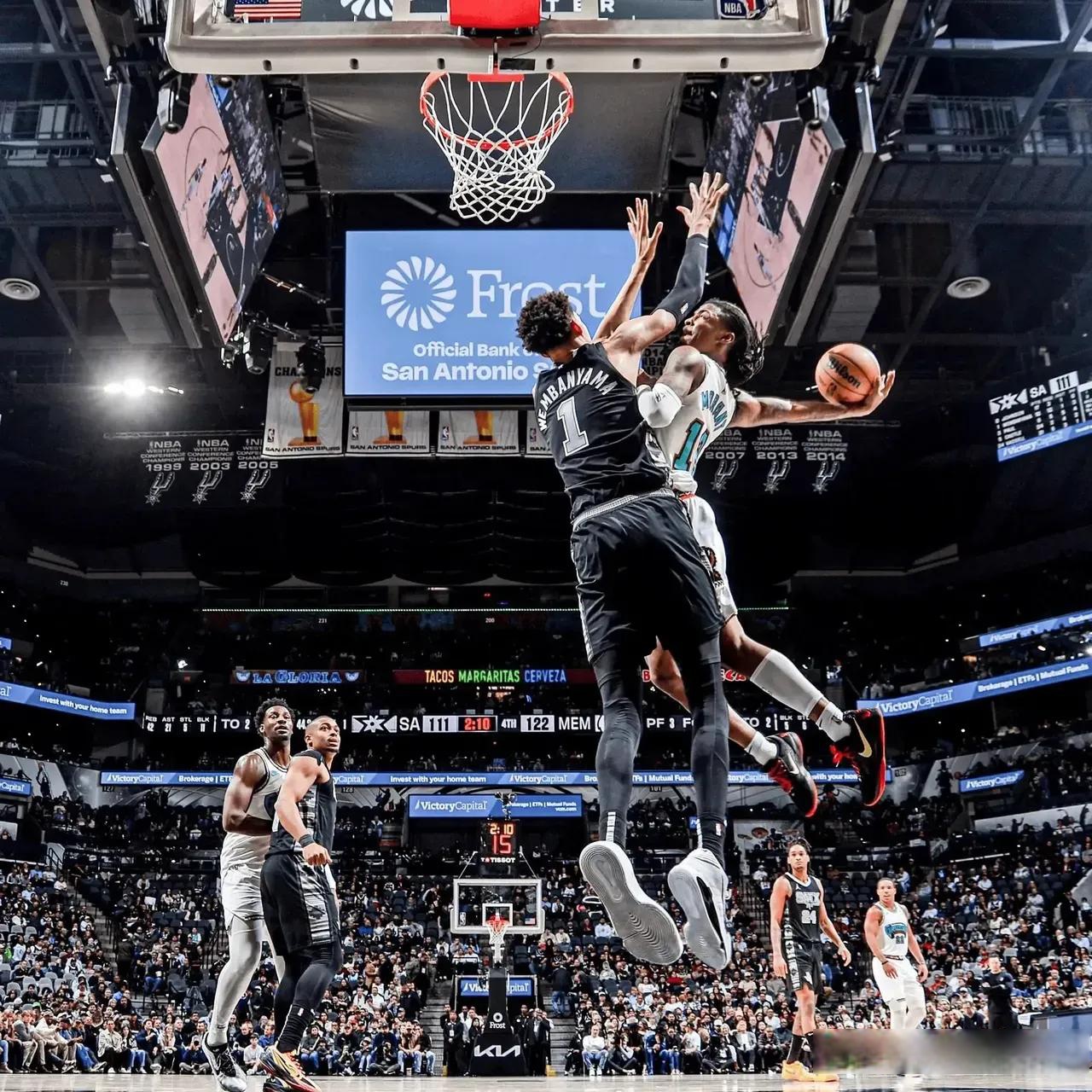 关于拜仁慕尼黑训练开放日，集结日伤情更新引欢呼，NBA季后赛在即，训练强度明显提升的信息